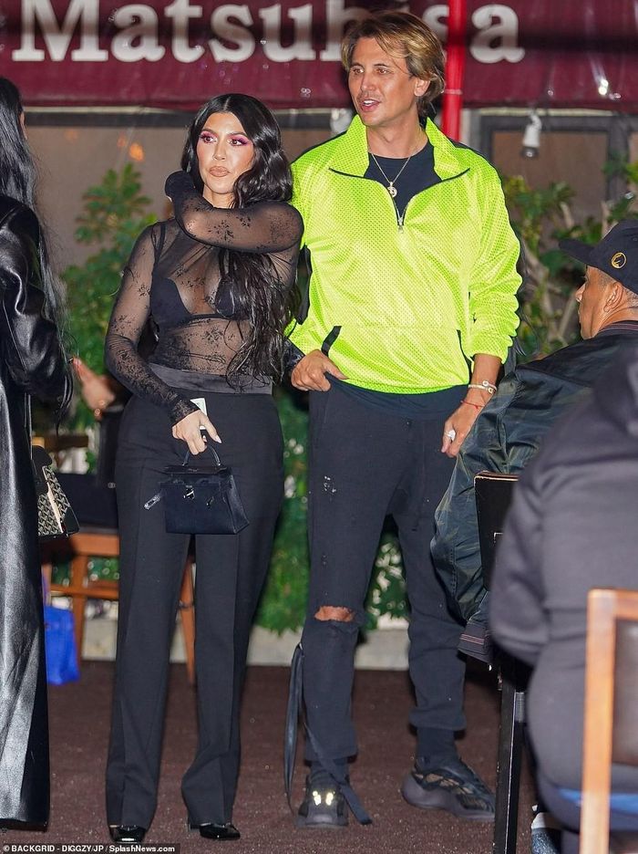 Cô đi ăn tối với nhà tạo mẫu Steph Shep, tình cờ gặp người bạn lâu năm Jonathan Cheban - từng xuất hiện không ít lần trong show thực tế gia đình "Keeping Up with the Kardashians" và các phần phụ của show.