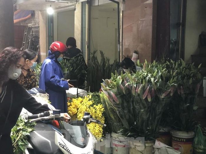 Ghé sang hàng hoa ly, một trong những hoa cũng được nhiều người dân quan tâm, so với ngày bình thường cũng đã "nhảy vọt" lên 15.000 đồng/cành, tăng khoảng 20%.