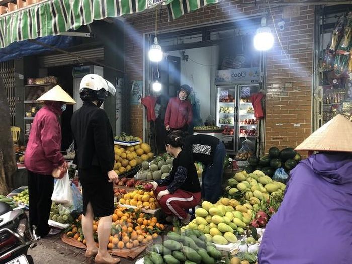 Trong mâm cúng ngày rằm, ngoài các món xào nấu, món canh hay món kho (từ các loại rau củ, quả...), thì nhất thiết mâm cúng phải có trái cây. Theo quan sát cả buổi chợ sáng, các mặt hàng trái cây được rất nhiều khách lựa chọn, nhưng so với ngày thường và ngày trước Tết thì năm nay hoa quả giá ổn định, thậm chí giảm hơn so với thời điểm Tết. Cụ thể như: thanh long trắng có giá 55.000 đồng/kg, thanh long đỏ 50.000 đồng/kg, xoài cát chu 50.000 đồng/kg, dưa hấu 25.000 đồng/kg.