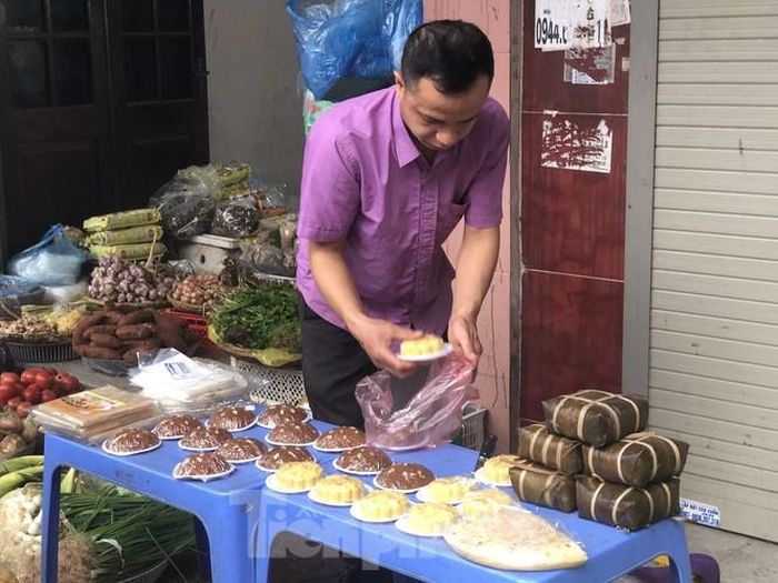 Bên cạnh các thực phẩm tươi sống, hoa quả thì các loại thực phẩm được chế biến sẵn, mua về có thể sử dụng ngay là chè trôi nước, xôi (gấc, đậu xanh, giò, bánh chưng) cũng được người dân lựa chọn nhiều.