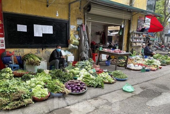 Tại Hà Nội, các loại rau, củ tươi sống được bán chạy nhất trong ngày 14 tháng Giêng là các loại nấm, bắp cải, súp lơ, cà rốt, khoai tây... giá các loại thực phẩm này hầu như không tăng, chỉ riêng súp lơ đang từ 8.000 đồng lên 12.000 - 15.000 đồng/cái