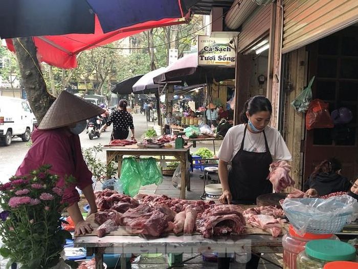 Giá thịt lợn tại các chợ đang đứng yên, giá dao động khoảng 130.000 - 140.000 đồng/kg