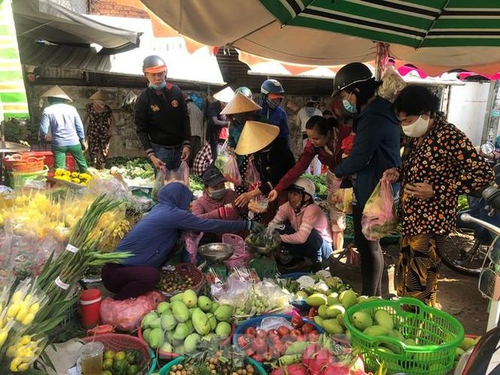 Các chợ truyền thống ở TPHCM như Bà Chiểu (Q.Bình Thạnh), Bà Hoa (Q.Tân Bình), Hồ Học Lãm (Q.Bình Tân)... các mặt hàng rau củ, trái cây, hoa cúng tấp nập từ sáng sớm.