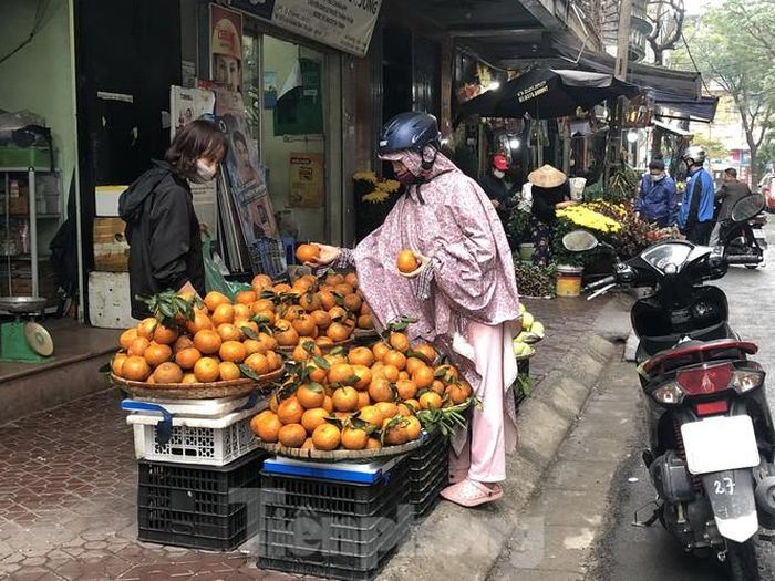 Giá cam xe thồ có giá 8.000 đồng/kg, giá cam tại quầy có giá 13.000 đồng/kg