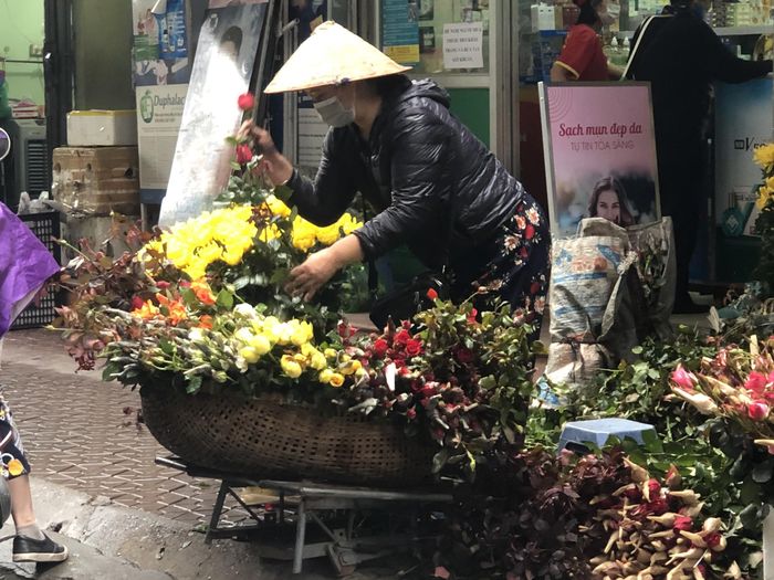 Các mặt hàng hoa được đẩy giá lên cao trong ngày rằm tháng Giêng. Hoa được nhiều người dân lựa chọn cúng vào ngày rằm nhất là hoa hồng, hoa cúc... giá hoa hồng và hoa cúc đắt gấp đôi so với thời điểm vài ngày trước. Cụ thể: hoa hồng 10.000 đồng/bông, hoa cúc 5.000 đồng/cành