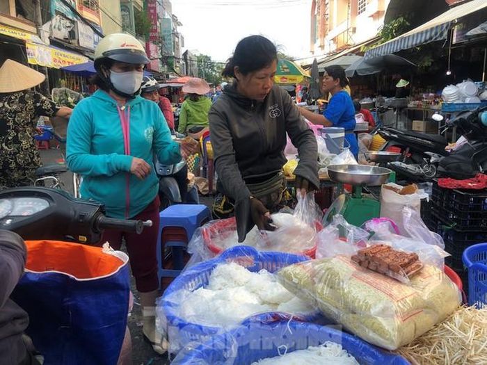 Bún, bánh canh, bánh ướt, mì căn... đắt hàng ngày rằm. Người dân xếp hàng chờ mua.