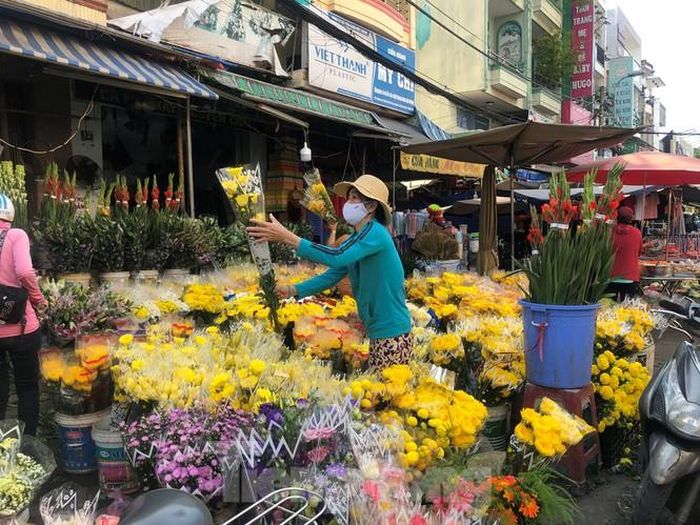 Hoa tươi tấp nập về chợ, giá từ 10.000-35.000 đồng/bó.