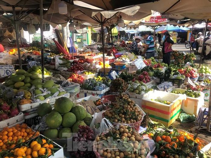 Hoa trái ngập chợ, đều là hàng tươi mới trong ngày. Bà Minh (quầy hàng trái cây chợ Phú Lâm, Q.6) cho biết: "Rằm tháng Giêng còn gọi là Tết Nguyên tiêu là một trong những ngày rằm lớn nhất trong năm. Nắm bắt nhu cầu khách trong ngày này. Ngay từ trước Tết, chúng tôi đã đặt mối lái các sản phẩm trái cây tươi ngon nhất để đem về chợ. Năm nay giá nhiều mặt hàng trái cây không tăng so với trước Tết bởi sức mua không cao lắm do dịch COVID-19 nên mọi người thắt chặt chi tiêu".