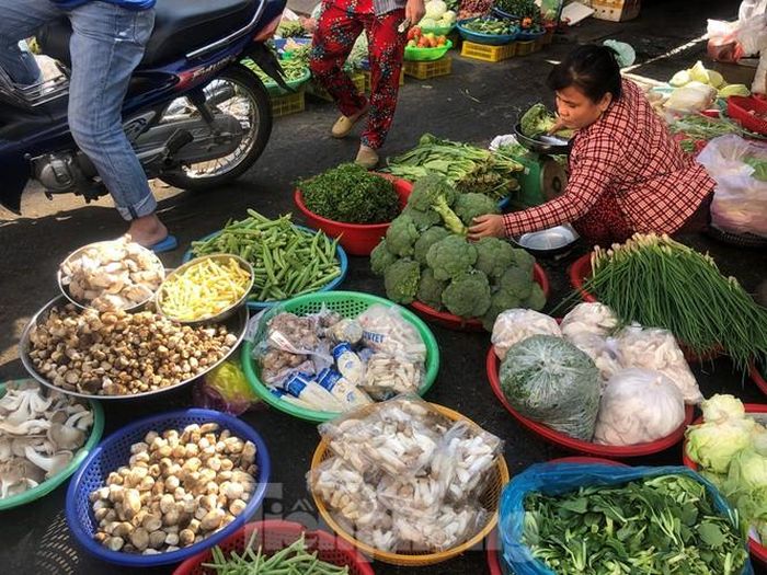 "Nấu đồ ăn chay thì không thể thiếu nấm. Nhưng sáng nay ra chợ nghe tiểu thương báo giá mà chóng mặt. Cách đây 3 hôm, tôi mua nấm rơm giá chỉ 60.000 đồng/kg, nay các nơi đều nâng giá lên 140.000-150.000 đồng/kg thì quá đắt" - chị Uyên (ngụ Q.Bình Tân) nói.
