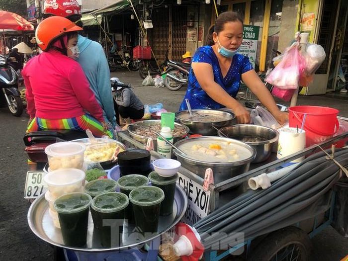 Các loại chè cũng đắt hàng, đặc biệt là chè trôi nước...