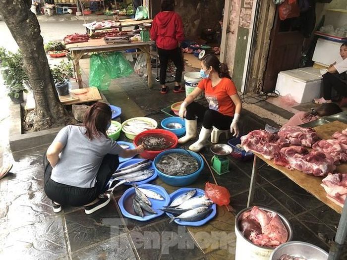 So với thời điểm trước đó một tuần, các mặt hàng hải sản không tăng giá, thậm chí một số mặt hàng còn giảm nhẹ. Chẳng hạn như tôm thường, tuần trước có giá 450.000 đồng/kg, nhưng khảo sát ngày 25/2 (tức ngày 14 âm lịch) đã giảm còn 380.000 đồng/kg.