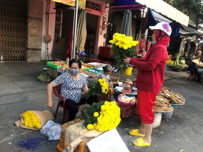 Bông vạn thọ có giá chỉ 8.000 đồng/cây hút khách mua...