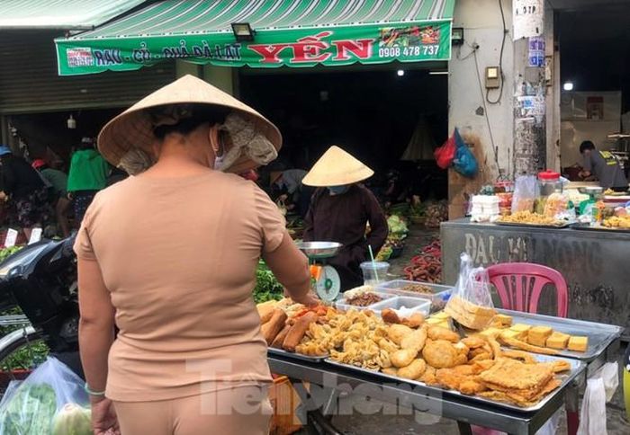 Đồ chay là mặt hàng không thể thiếu trong dịp rằm. Các sản phẩm chay đa dạng không chỉ có đậu hủ mà còn được người bán chế ra nhiều món khác như như chả chay, cá chay... nhìn rất bắt mắt.