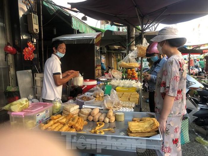 Đậu hủ có giá từ 5.000-6.000 đồng/bìa, không đổi so với ngày thường. Người mua tấp nập tại một lò đậu hủ nóng trong chợ.