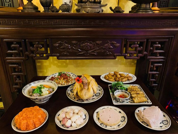 Cỗ cúng ngày Rằm tháng Giêng được nhân viên các cửa hàng giao đến tận nhà cho gia chủ kịp giờ cúng.