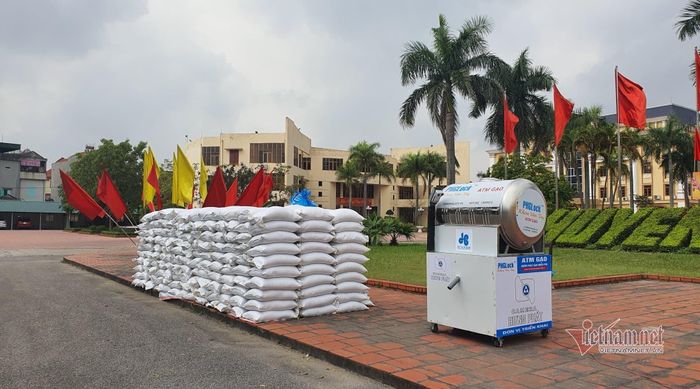 Tuy nhiên, do Cẩm Giàng vẫn đang thực hiện cách ly xã hội nên việc đưa cây ATM gạo vào hoạt động sẽ lùi đến thời điểm xóa cách ly xã hội