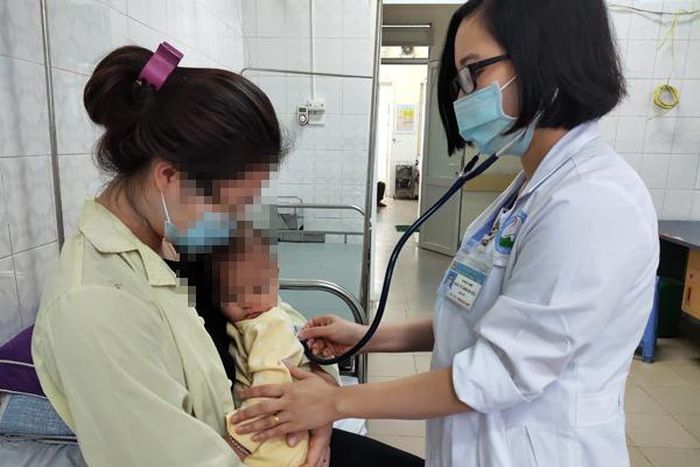 Bác sĩ khám lại sức khỏe cho bé K. Ảnh: Nguyễn Tuyết