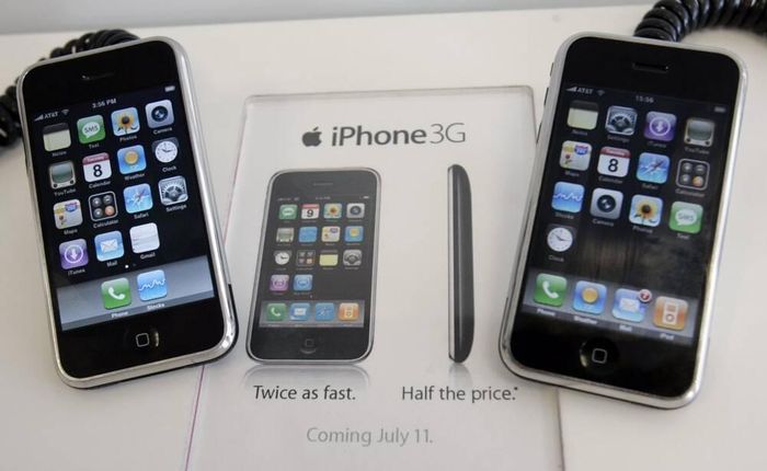 Và có thể bạn không tin, iPhone đời đầu không cho phép thay đổi hình nền. Một màn hình đen là lựa chọn duy nhất. Ảnh: BI