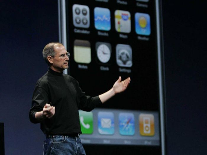 Điều tệ hại nhất là iPhone đời đầu còn không có App Store, thứ tạo nên sự hấp dẫn nhất của chiếc điện thoại đến từ Apple đối với nhiều người. Theo đó, Steve Jobs thậm chí còn từng không muốn iPhone có App Store bởi ông muốn toàn quyền kiểm soát trải nghiệm ứng dụng của người dùng. Ảnh: BI