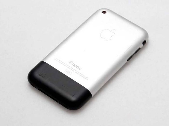 Camera sau chỉ vỏn vẹn 2 MP. Và thậm chí không thể quay video. Ảnh: BI