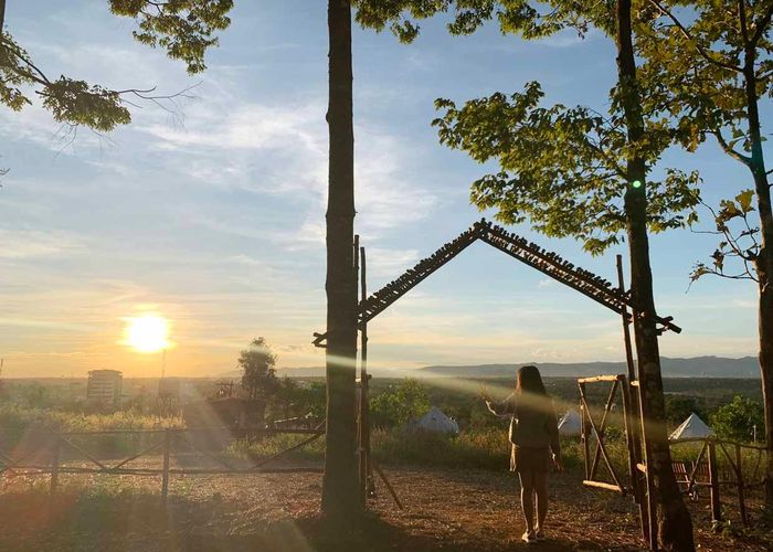 Ngắm hoàng hôn từ Camping & Glamping Pleiku. Ảnh: Phương Vi