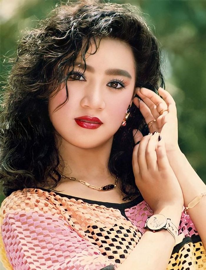 Vào thời đỉnh cao nhan sắc, Y Phụng được khán giả gọi là “biểu tượng sexy” của điện ảnh Việt Nam thập niên 1990. Ảnh: NSCC.