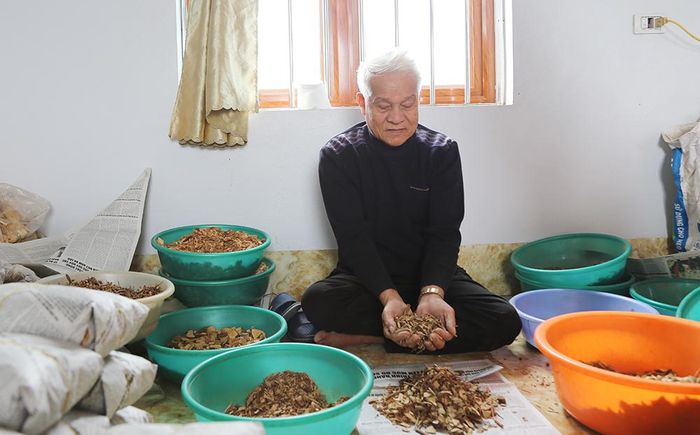 Ông Nguyễn Đoàn bốc thuốc để chữa trị cho người bệnh.