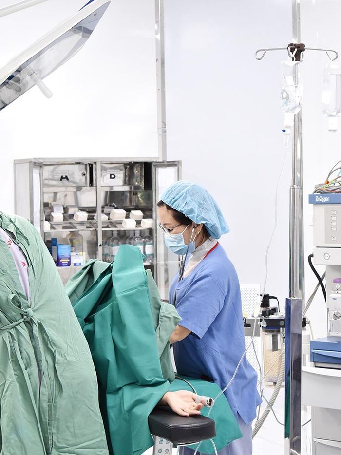 Bác sĩ Vũ Thị Vân Anh theo dõi bệnh nhân trong ca mổ.