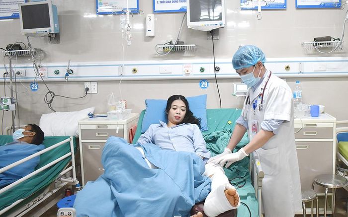Bác sĩ Nguyễn Văn Ngọc thăm khám cho bệnh nhân bị gẫy xương đùi sau mổ.