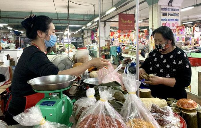 Nhiều mặt hàng lương thực, thực phẩm sau Tết tiêu thụ giảm mạnh, chỉ bằng 50% so với trước Tết. Trong ảnh: Hoạt động mua bán tại chợ Thái.