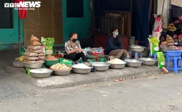 Không chỉ cửa hàng vàng mã, đồ cúng lễ mà những mặt hàng khác cũng thưa thớt người mua.