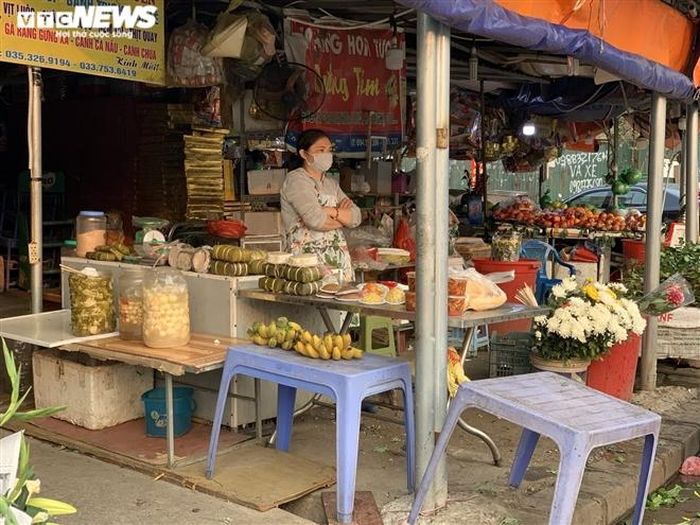 Một tiểu thương thẫn thờ chờ khách. Đây cũng là tình cảnh chung của nhiều người dân buôn bán, mong kiếm lời trong ngày rằm đầu tiên của năm Tân Sửu.