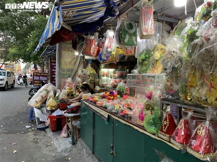 Mới đầu sáng, đúng giờ cao điểm nhưng tiểu thương vẫn thảnh thơi vì không có khách.
