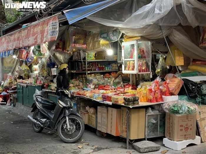 Cả gian hàng lớn bán đồ thờ cúng tại chợ Hà Đông chỉ có một vị khách ghé thăm.
