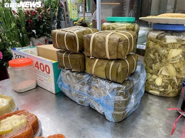 Một tiểu thương tâm sự: "COVID-19 có thể khiến người dân chi tiêu tiết kiệm hơn sau dịp Tết vốn đã tốn kém, sắm lễ cúng rằm vì thế cũng đơn giản hơn. Những món đồ làm sẵn, giá cả đắt đỏ được ít người chọn mua hơn hẳn mọi năm".