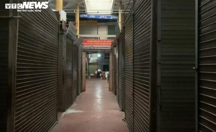 7h30 sáng 25/2, nhiều gian hàng ở chợ Hôm (quận Hai Bà Trưng) vắng vẻ, cửa đóng im lìm.