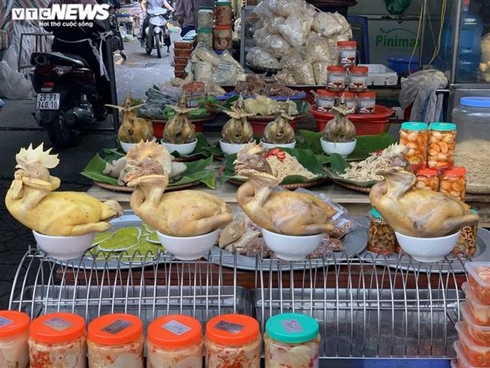 Tại chợ Nghĩa Tân (quận Cầu Giấy), đồ cúng rằm đã được tiểu thương bày biện đẹp mắt nhưng rất ít người hỏi mua.