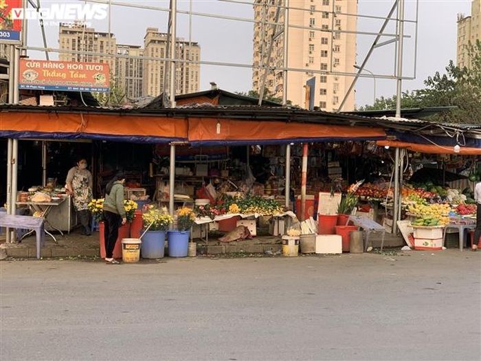 Không khí đìu hiu tại chợ Nam Trung Yên (quận Cầu Giấy). Nhiều người bán ở đây cho biết, mọi năm ngay sau Tết, đặc biệt là dịp rằm tháng Giêng, khách mua đồ lễ rất đông. Vì tháng giêng vẫn được coi là "tháng ăn chơi", mọi người thường có nhu cầu sắm lễ đi du xuân, vãn cảnh chùa hay tham gia các lễ hội. Nhưng hiện do ảnh hưởng của COVID-19, các ngôi chùa, đền tại Hà Nội đóng cửa theo quyết định của lãnh đạo TP Hà Nội để phòng chống dịch. Chính vì vậy mà lượng cầu giảm sút mạnh, thị trường đồ lễ ảm đạm trong dịp đầu năm.