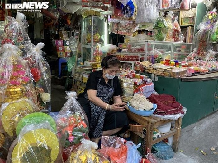 Buồn bã ngồi "lướt" điện thoại.