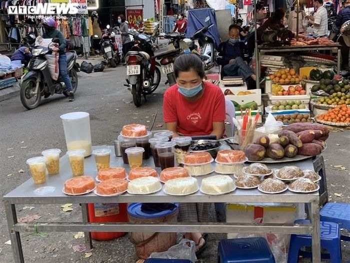 Sáng 25/2 (tức 14 tháng Giêng Âm lịch), tình trạng vắng vẻ cũng diễn ra tại chợ Hà Cầu (quận Hà Đông). 