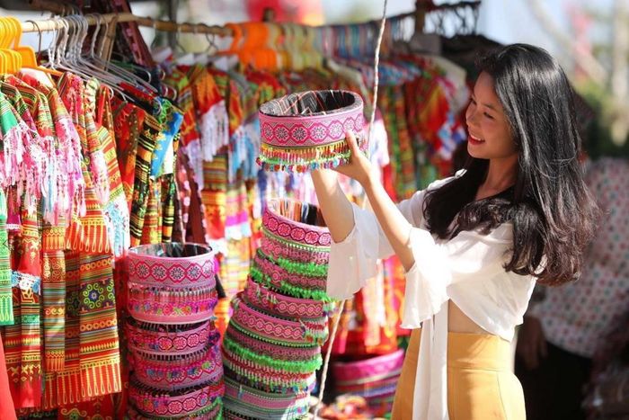 Đến đây, du khách sẽ được hòa mình vào cuộc sống truyền thống của người dân bản địa như mua sắm tại những phiên chợ dân tộc nơi bà con người Mông, Dao…