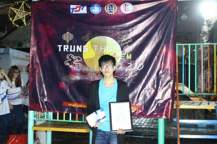 Có thời gian rảnh là Vĩ tham gia diễn show miễn phí cho các chương trình thiện nguyện. “Với mình, được góp sức mang niềm vui đến mọi người là sự hạnh phúc trong nghề”, Vĩ chia sẻ.
