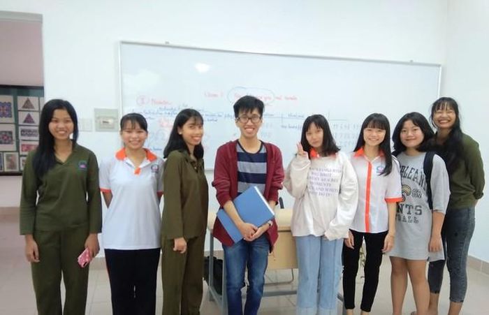 Vĩ (đeo kính) hiện tham gia giảng dạy tiếng Anh tại trường CĐ Công nghệ cao Đồng An, Bình Dương.