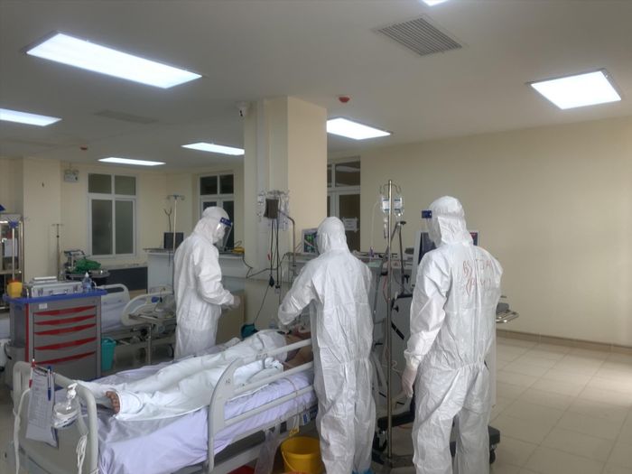 Bác sĩ Toàn và đồng nghiệp điều trị bệnh nhân nặng