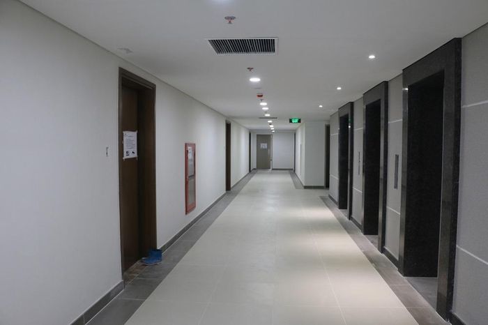 Nên đóng kín cửa ra vào khi không cần thiết để hạn chế bớt các luồng khí ập vào nhà