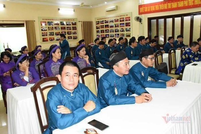 Hình ảnh nam – nữ cán bộ, công chức Sở VH-TT tỉnh TT-Huế mặc áo dài truyền thống dự họp
