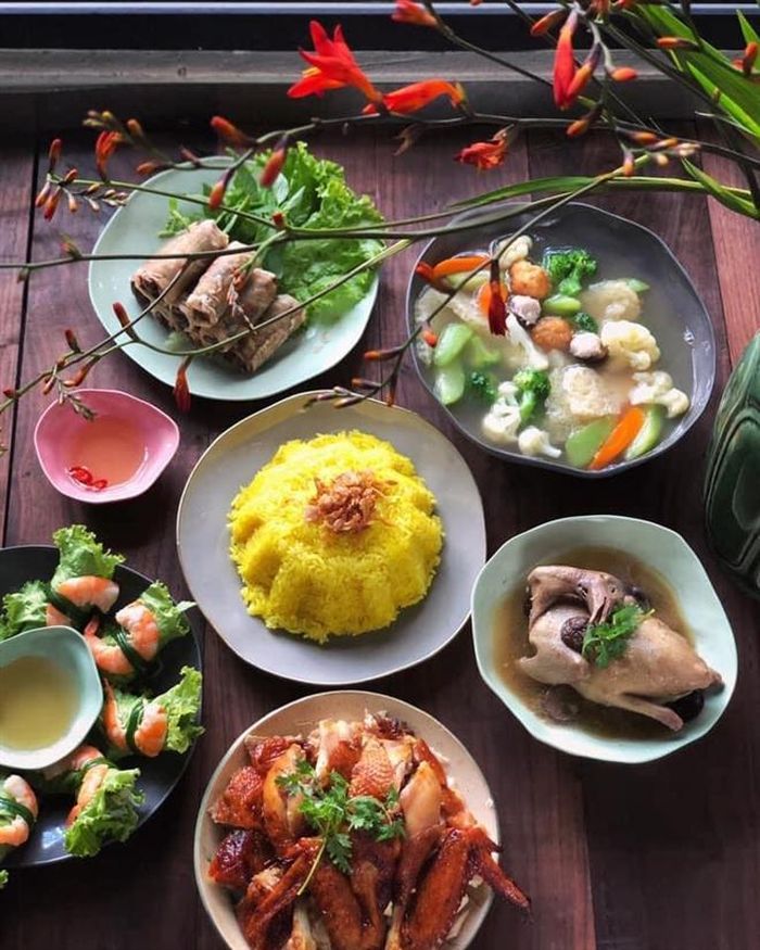Cỗ mặn cúng Rằm tháng Giêng năm nay được một số nhà hàng set up đơn giản hơn. (Ảnh: Facebook)