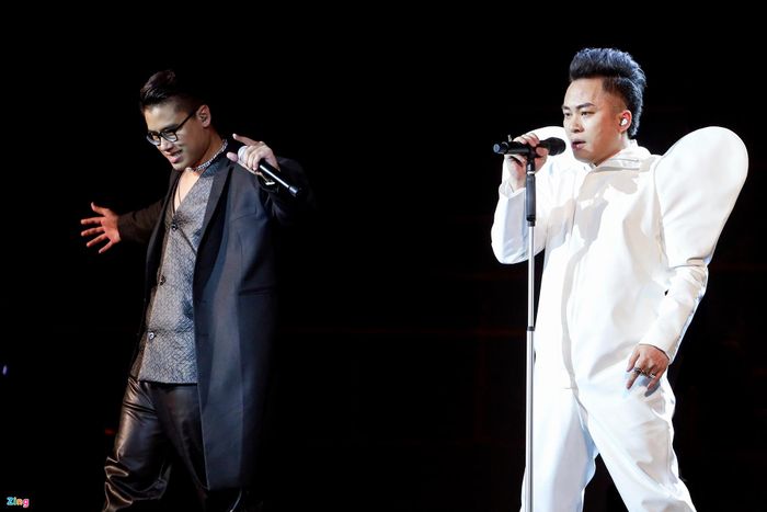  Tùng Dương từng gây bất ngờ khi kết hợp cùng G.Ducky, Á quân Rap Việt 2020 trong live show Con người. Đây là khách mời không được thông báo trước. Ảnh: Tùng Đoàn. 
