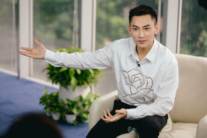  Isaac cho biết bản thân luôn muốn giữ hình ảnh văn minh, mang năng lượng tích cực đến với khán giả. 