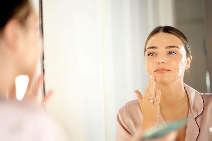  Bạn nên sử dụng các sản phẩm có thành phần như chiết xuất dâu tằm, rau má... Ảnh: Instagrammer News. 